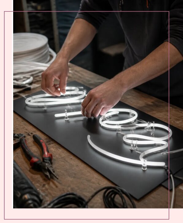 Изготовление и монтаж неоновых табличек для бизнеса в Щекине